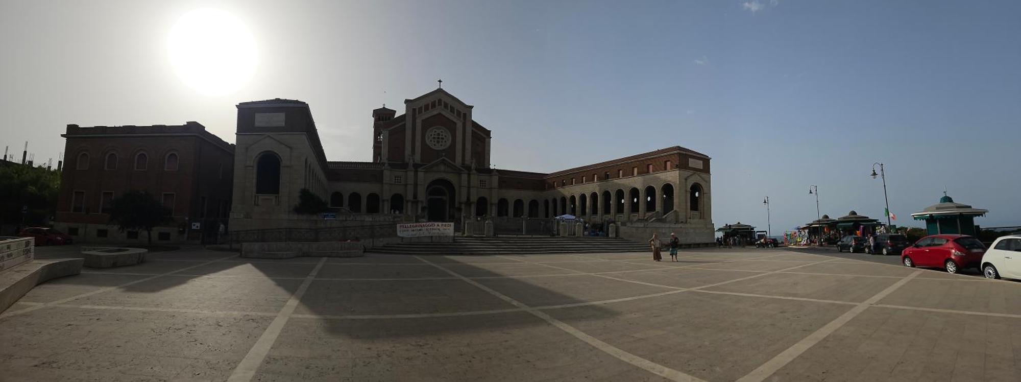Terrazza A Nettuno E Chiesa Giubilare Santa Maria Goretti Exterior photo