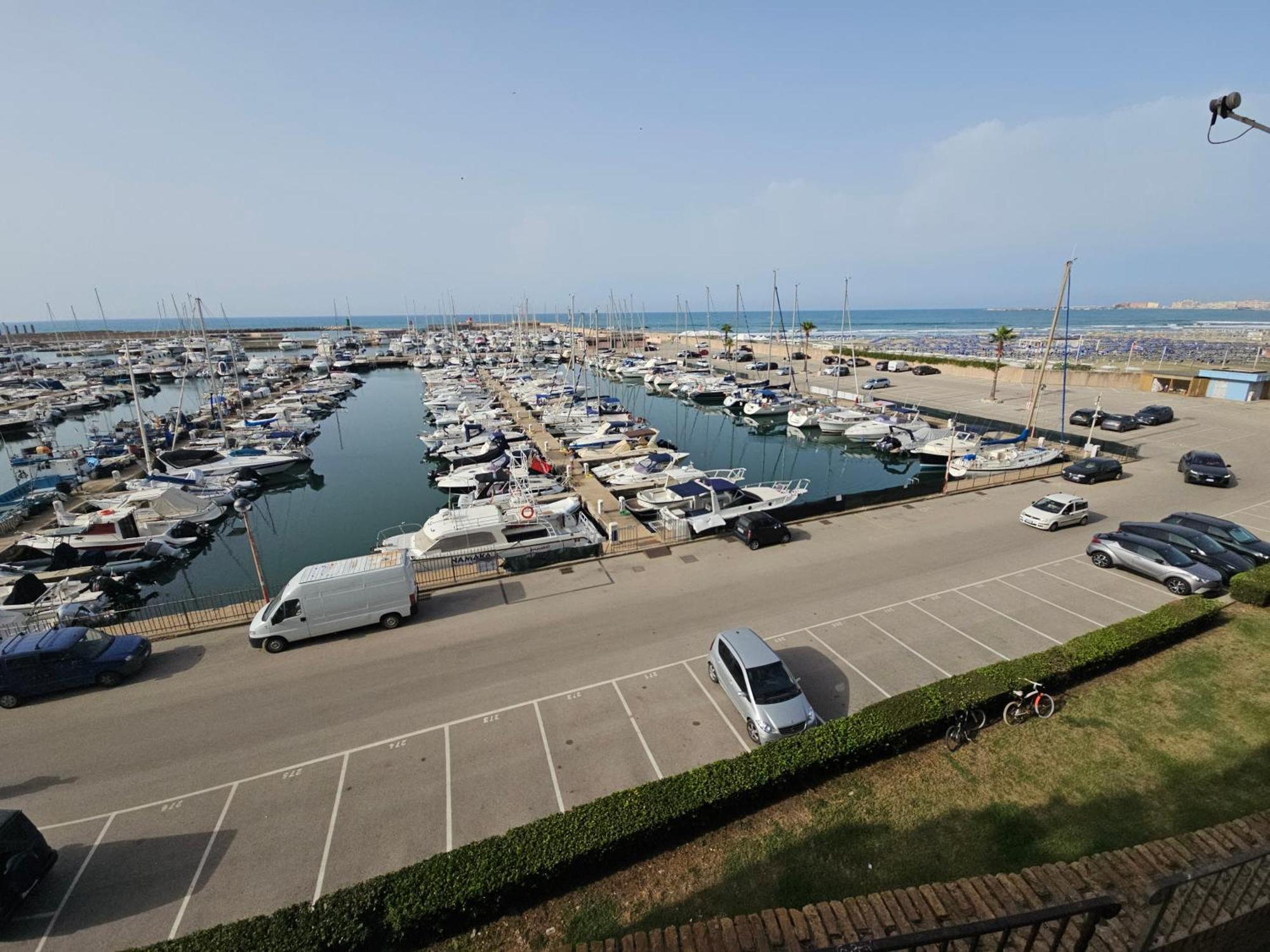 Terrazza A Nettuno E Chiesa Giubilare Santa Maria Goretti Exterior photo